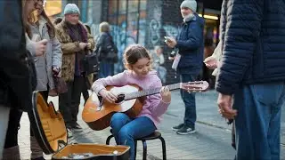 Una ni&ntilde;a toca la guitarra en la calle, no sab&iacute;a que ese gesto cambiar&iacute;a su vida