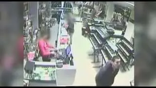 Ie&scaron;koma ausinių lentyną patu&scaron;tinusio melomano