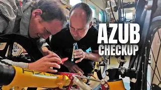 Внутри штаб-квартиры AZUB: подготовка наших трехколесных велосипедов к туру по Праге и Австрии.