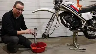 Honda MT8 deel 7. VOORVORK OLIE EN VOORBAND WISSELEN