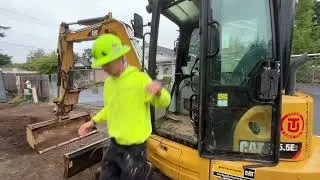 Cascadia tech excavator hand signal
