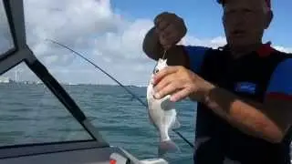 PESCA EN LA BAHIA DE CADIZ  08 OCTUBRE 2014 video de ANTONIO JIMENEZ