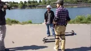Sebastian zeigt Andi Moravec von ATV das Freebord