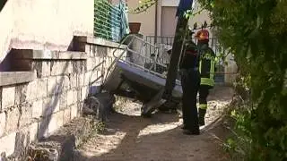 Si inclina la piattaforma aerea e il camion si ribalta
