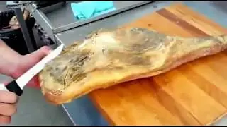 Despiece de un jamón en Rodríguez Charcuteros