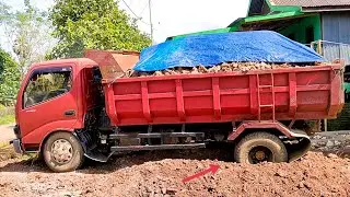 Dump truk muatan tanah cadas jomplang muatan cadas super full // nyaris amblas