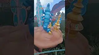 Disneyland Paris Alice in Wonderland maze. Everybody is lost.
