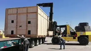 Movimiento de maquinaria industrial de imprenta con montacargas de alta capacidad