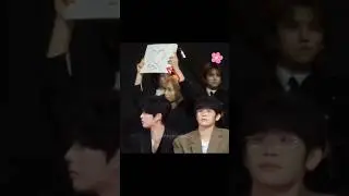 Felix shows a drawing love stay🤍🫶🥰 on paper #felix #straykids #goldendiscawards