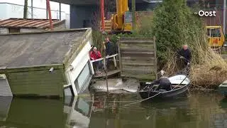 Bergingspoging gezonken woonboot in Deventer mislukt