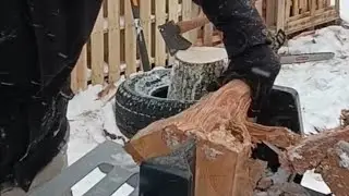 Splitting frozen oak with the 32 ton hypersplit #briggsstratton #fiskars #plumbaxe #echo