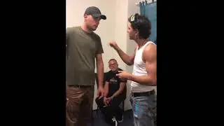 TEDUA FA LA PREDICA AD UN RAGAZZO CHE GLI HA LANCIATO UN BICCHIERE