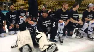 Die Kassel Huskies feiern den Sweep über Frankfurt