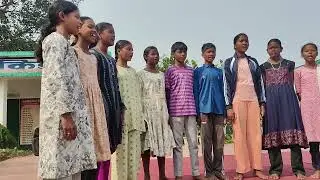 पं. रघुनाथ मुर्मू का लिखा संताली गीत प्रस्तुत करते धातकिडीह माध्य विद्यालय की कलाकार 