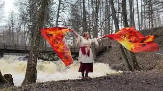 4K. Ylistystanssi leijonalipuilla karussa kev&auml;ts&auml;&auml;ss&auml;. (song: Danny Gokey 
