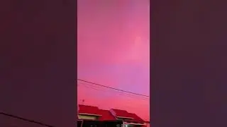 awan berwarna merah