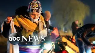 Ukrainians flee, Carnival celebrations, Australia flooding: World in Photos, Feb. 28