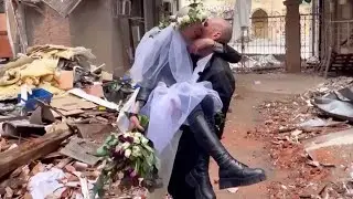 Defiant Ukraine Couple Gets Married in City&rsquo;s Ruins
