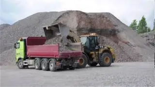 Cat 962H loading two Volvo FH with gravel