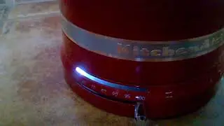 Czajnik KitchenAid czerwony prezentacja