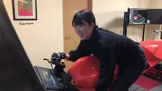 落下寸前！ MotoGP公認のシミュレーターにチャレンジしてきました！（梅本まどか 編）