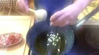Migas a la aragonesa con huevo frito y demás manjares.