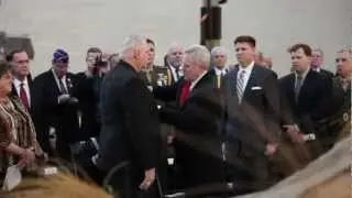 Ветеран войны во Вьетнаме морской пехотинец Нед Сит награжден Военно-морским крестом