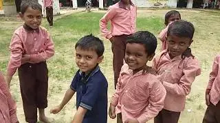 नन्हे मुन्ने बच्चे खेल दिवस में हिस्सा लेते हुए, Sports Day Celebration in government school