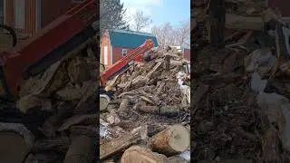 splitting firewood with a john deere skidsteer and a TM skidsplitter... Hope you enjoy....