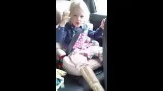 Emma-Sophie vermaakt zich wel in de auto :)
