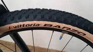 Pneus Vittoria mezcal e barzo 2.35, primeiras impressões