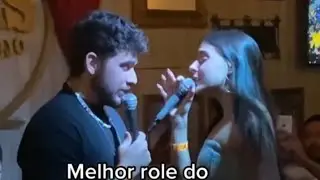 Ana Castela e Gustavo Mioto cantando juntos num bar em Londrina-PR