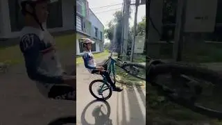 Wheelie satu tangan di jalan nanjak 👍 #patrolmountainbike #downhillindonesia #mtb #cycling