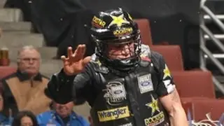 WRECK: Chase Outlaw hung up on Shepherd Hills Sod Buster (PBR)