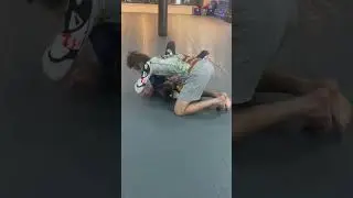 BJJ Knee Slice Guard Pass to Arm Bar #carlsongracieteam #PMABJJ #summervibes #smashorpass #Larjj