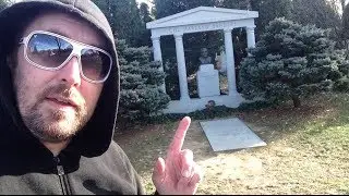 TheDailyWoo - 512 (11/25/13) Grave Of Colonel Sanders