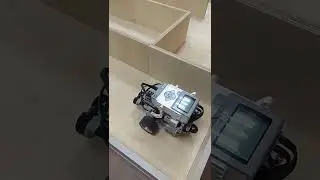 Робот Lego EV3 проходит лабиринт на одном ультразвуковом датчике