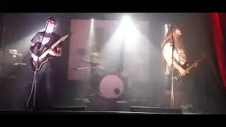 Rakitiko en el Bar El T&iacute;o Bizarro tocando su sonido Black-Punk-Rock-Oscuro en Burzaco Grunge City.👺🎃