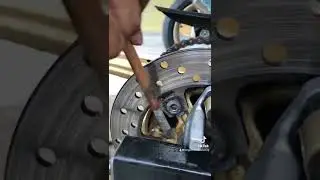 Membersihkan noda oli pada gear rantai motor