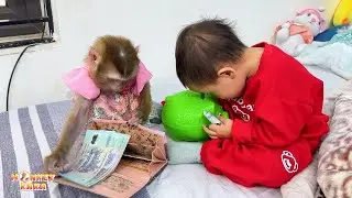 Обезьянки Кака и Дием взяли мамины деньги, чтобы положить их в копилку.