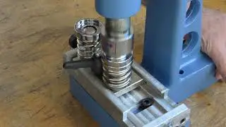 Knopfwerkzeug-Wechsel an der Knopfmaschine, Kniehebelpresse Teil1