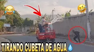 TIRANDOLE CUBETAS DE AGUA A LAS PERSONAS EN LA CALLE QUE 