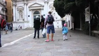 Венеция с детьми гоняем голубей возле Scuola Grande di San Rocco