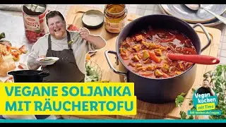 Vegan kochen mit Timo: Vegane Soljanka mit R&auml;uchertofu und Petersiliencreme​​