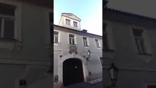 Curtea interioara a cafenelei Misenska si vedere dinspre strada