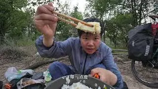 《田七浪迹天涯》翻过大山骑行牧区，高温天气一天喝11瓶水，果园里露营做5个鸡蛋#田七浪迹天涯#穷游的田七#骑行#骑行 #田七穷游祖国