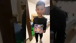 Открываю пачку карточек Pokemon с каждым членом моей семьи!