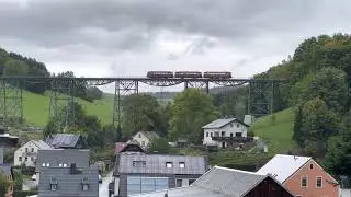 VT 98 der Passauer Eisenbahnfreunde f&auml;hrt &uuml;ber das Markersbacher Viadukt