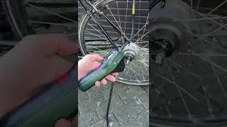 Die Bosch Easy Pump pumpt Fahrrad Reifen auf