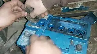 كل بطاريه سياره لها طريقه في فك الغطاء